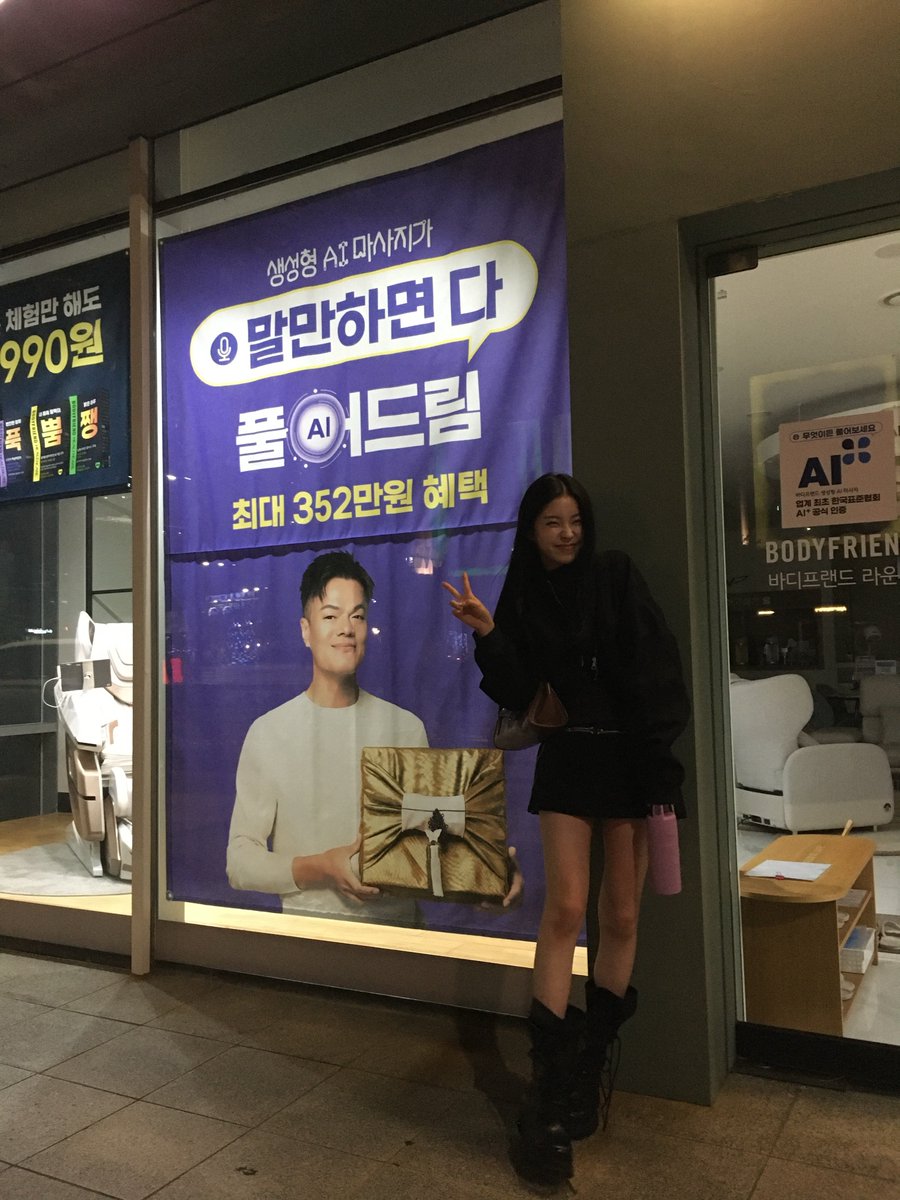 nmixxpics_'s tweet photo. 260928 🐱🫧 https://t.co/XhWNsOx6IY