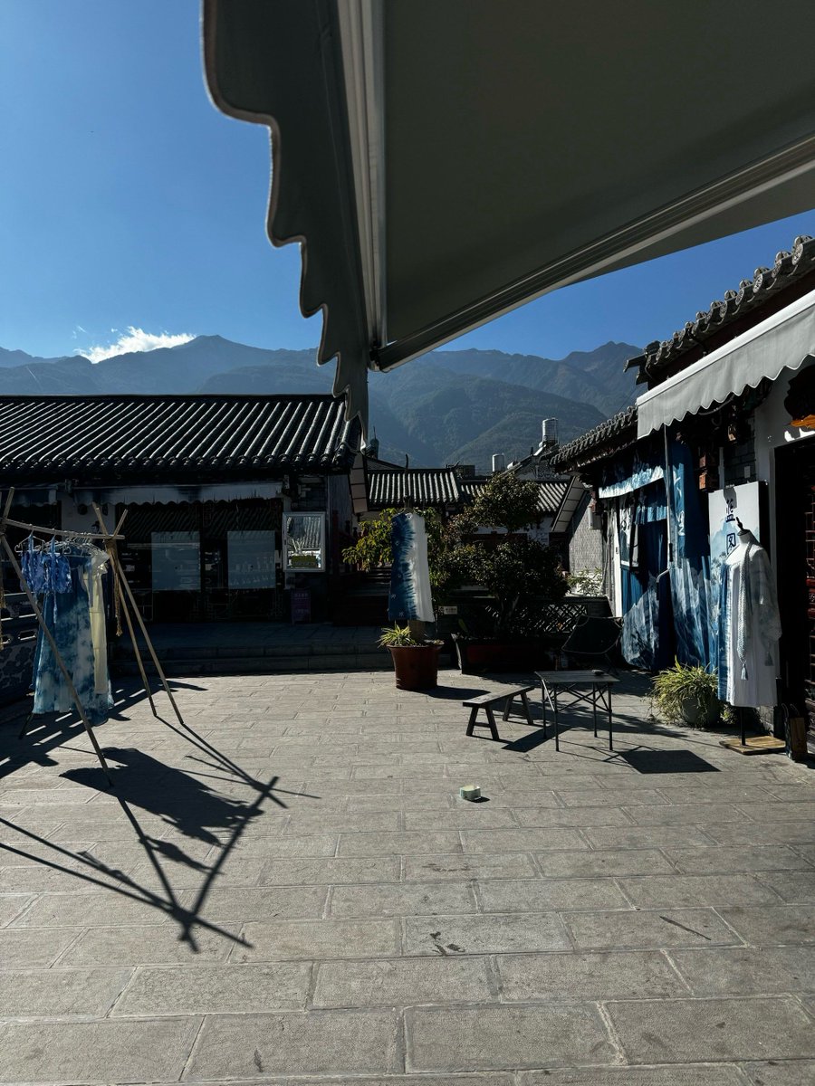 0c99e_104's tweet photo. Today I went to the HanJiu market, chatted with the chef in the middle courtyard, and saw a cute little chimney bird perched on the old roof. https://t.co/v6nHFcBw1B