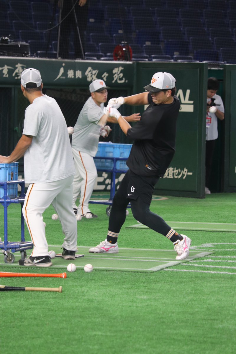 koba_nikkan's tweet photo. 【#今日のG練習写真館📸】

大城卓三選手と吉川尚輝選手 https://t.co/nOjAOhIxwe