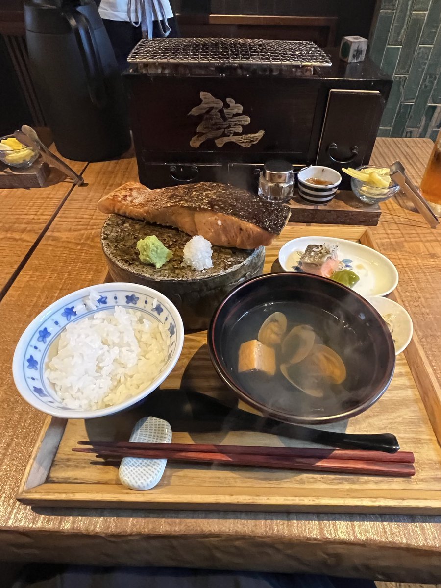 keikotokyoguide's tweet photo. 京都生活1周年を記念して、
移住仲間と、朝から「京都 いとおかし」さんへ。

高辻通油小路の町家にある、朝食専門店。

一度来てみたかったお店です😊

銀鮭の定食が、まあ🤩
美味しい！

雨の中、朝からいっぱい歩いたけれど、
最高の朝食をいただいて、幸せ😀

京都2年目も楽しみます✨ https://t.co/0juciaYCB0