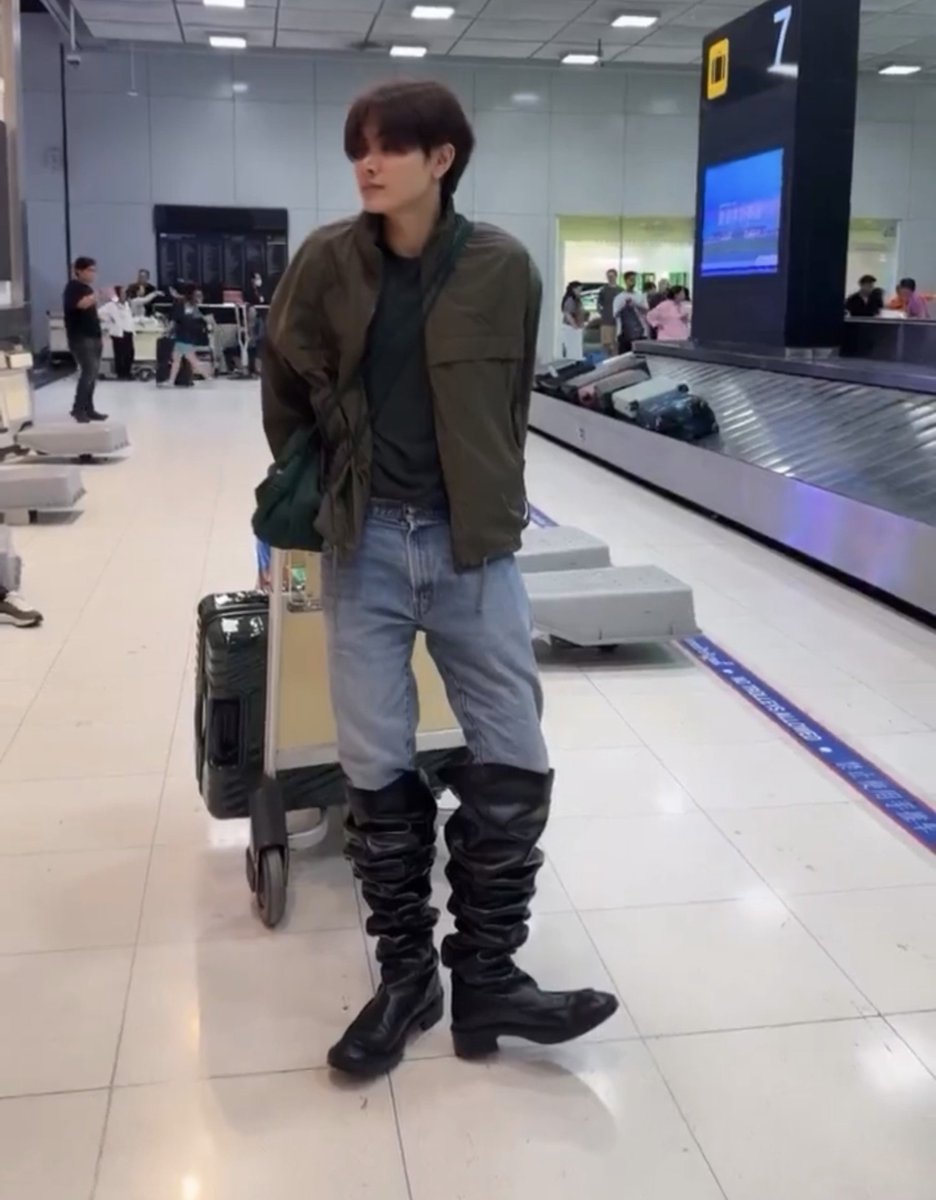 avocabradaba_'s tweet photo. ครับ คู่ผม คนนึงยิบแซง over-the-knee boots อีกคนใส่รองเท้าแตะแหละแต่มีถุงเท้า และกางเกงขายาวทั้งคู่ แฟชั่นหนีน้ำแบบใด https://t.co/reQJy3mjRg