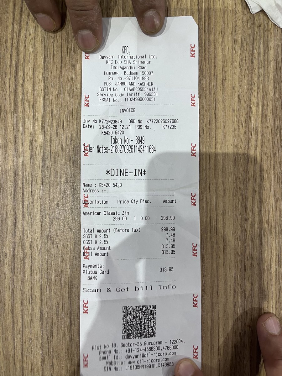 i_dilbert's tweet photo. @kfc @KFC_India @vikrantvohra horrible experience at Srinagar airport. Stale burger and non responsive staff. If you can’t have good quality food shut this outlet. Absolutely shocked and disappointed with the quality #kfc #kfcindia #kfcboycott #bankfc https://t.co/Da5bUywOQ1
