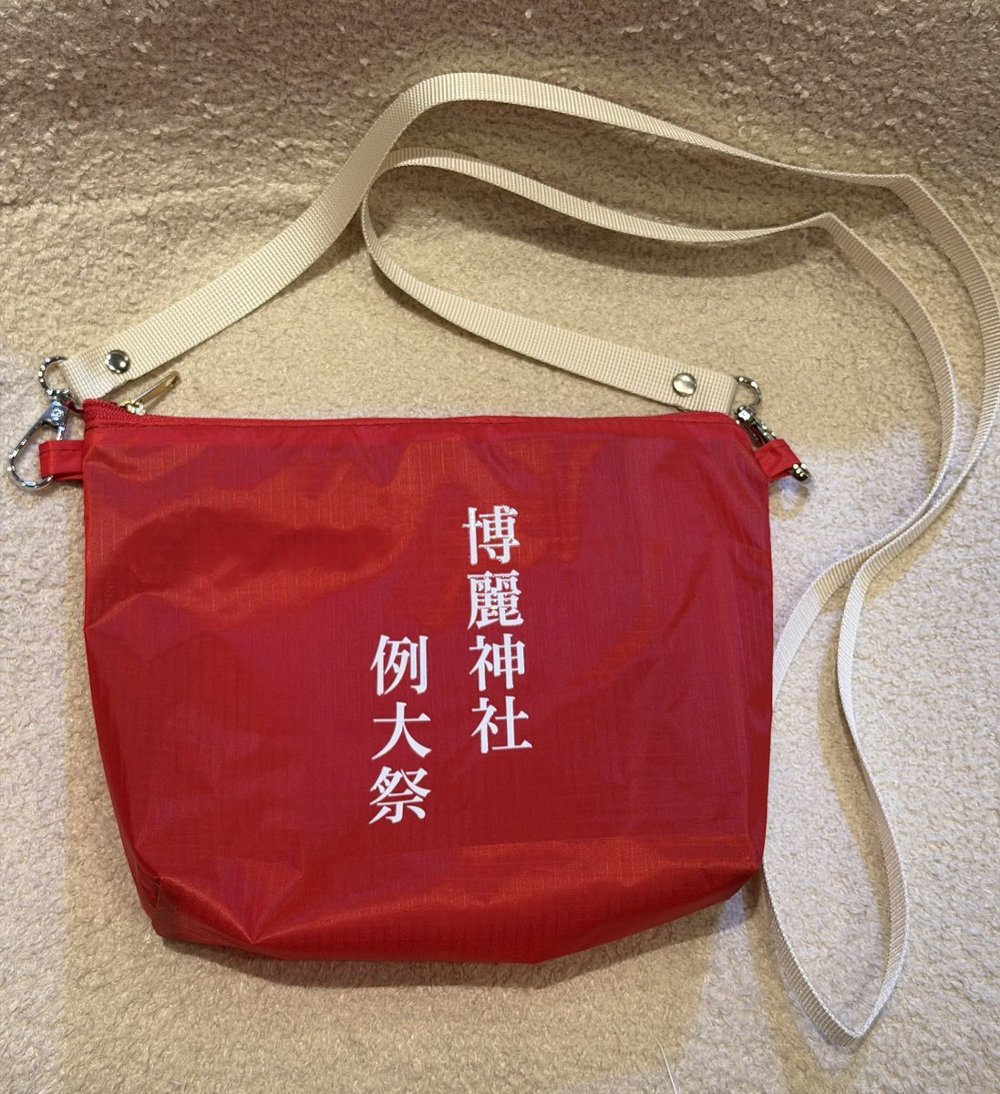 mapleoon's tweet photo. 第十三回博麗神社秋季例大祭
めいぷるーん47ab
参加しますー！
前回と同じラインナップです
リボンバッグ、リボンクリップ、でっかい霊夢リボンとサコッシュを作りました🎀

今回もぷいたんずwithちぃず工房さんと一緒だよー🐶😺
よろしくお願いします！

#博麗神社例大祭
#秋例大祭13
#例大祭お品書き https://t.co/sVub6n5EKp