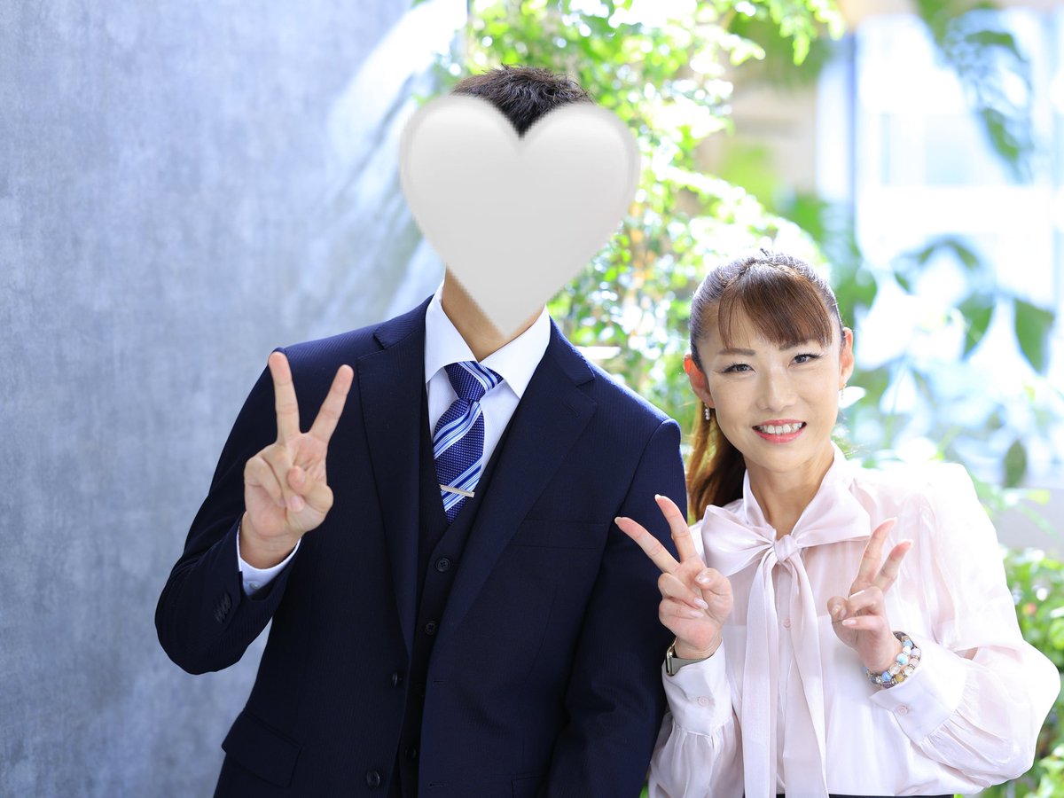 ComMariage's tweet photo. 仲人をうまく使う人は、婚活が進みやすい‼︎

20代男子さん✨
入会前から、とにかく質問してくれました。

「20代の創価学会員でも成婚できますか？」

「年収400万円台の婚活は？」

「同世代婚はできますか？」

「若い人は何ヶ月くらいで成婚しますか？」

入会後も、

プロフィール撮影の衣装は？
プロフィール文は？
活動中はどこまで相談できる？

気になることは、どんどん聞いてくださる✨

私はこれ、とても大事だと思っています🌟

結婚相談所に入ったからといって、
すべて仲人に任せれば結婚できるわけじゃありません

でも、仲人型結婚相談所には
せっかく“仲人”がいるんです

分からなければ聞けばいいし
迷ったら相談すればいい

相手の気持ちが分からなければ、
仲人同士で確認できることもあります

一緒に整理する
違う角度から考えてみる
そして、思考を行動に変えていく❣️

選択と決断をするのは自分✨

仲人に任せる婚活ではなく、

仲人を使いながら自分で進める婚活

こういう人はとても強いです🔥

質問するって、
前に進むための立派な行動です！

いよいよ20代男子さんの本気の婚活スタート👏

精一杯サポートさせてくださいね♡

#IBJ   #婚活  #創価学会  #宗教  #プロフィール撮影  #仲人