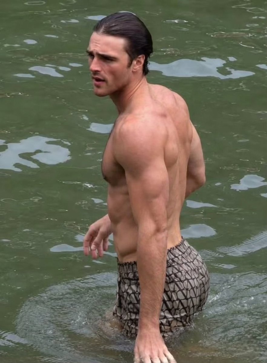 Charismah411's tweet photo. Shirtless Jacob Elordi shows his abs https://t.co/FG2y4zoHW8