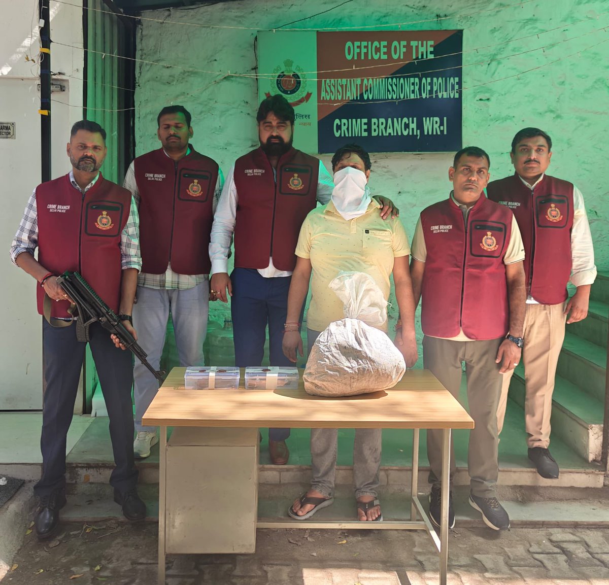 CrimeBranchDP's tweet photo. 🚨🔥 ₹1 CRORE EXTORTION PLOT FOILED — NOTORIOUS CRIMINAL NABBED! 🚔

🎯 WR-I, Crime Branch, Delhi apprehended a notorious inter-state criminal allegedly involved in a ₹1 CRORE EXTORTION CONSPIRACY.
🔫 2 SOPHISTICATED ILLEGAL PISTOLS + 14 LIVE CARTRIDGES recovered.
💰 Also found wanted in a 1.5 KG GOLD ROBBERY CASE of PS Baldev Nagar, Ambala, Haryana.

💪 successful operation led by Insp. Prakash Chand, under ACP Rajkumar and under the supervision of DCP Sh. Harsh Indora. 

🚨🔥 ₹1 करोड़ की रंगदारी की साजिश नाकाम — कुख्यात अपराधी गिरफ्तार! 🚔
🎯 WR-I, क्राइम ब्रांच, दिल्ली ने ₹1 करोड़ की रंगदारी की साजिश में कथित रूप से शामिल कुख्यात अंतरराज्यीय अपराधी को गिरफ्तार किया।
🔫 2 अत्याधुनिक अवैध पिस्तौल + 14 जिंदा कारतूस बरामद।
💰 आरोपी थाना बलदेव नगर, अंबाला, हरियाणा के 1.5 किलोग्राम सोना लूट मामले में भी वांछित था।

💪 सफल ऑपरेशन इंस्पेक्टर प्रकाश चंद के नेतृत्व में, एसीपी राजकुमार के निर्देशन तथा डीसीपी श्री हर्ष इंदौरा की निगरानी में  अंजाम दिया गया।

https://t.co/ByOyYcDXtc

#DelhiPolice
#CrimeBranch

@LtGovDelhi
@DelhiPolice
@CPDelhi