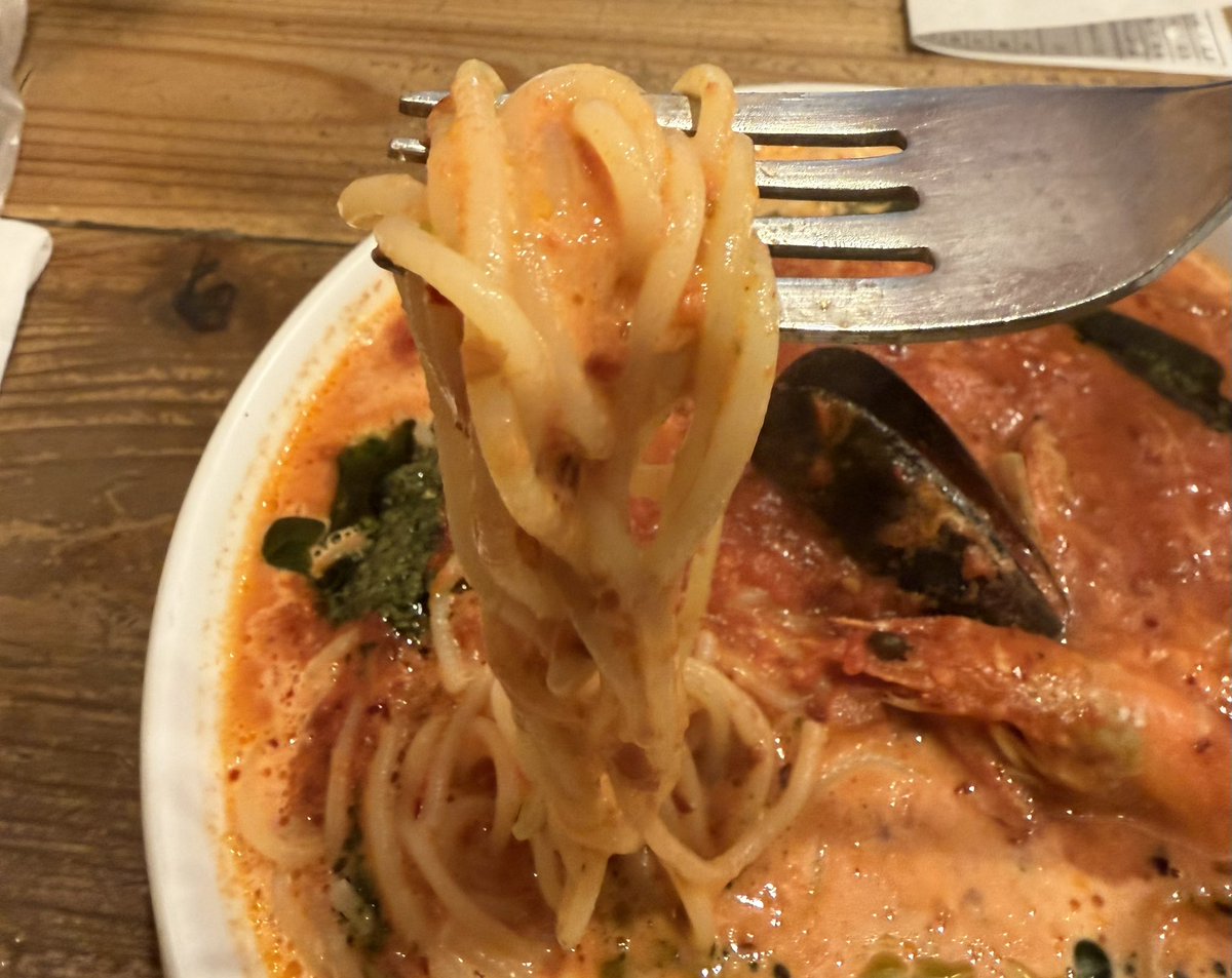 ISA66692528's tweet photo. 群馬県高崎市の「はらっぱ」本店へ🍝魚介のベッロヴィスタ・トマトクリーム（生麺）をいただきました。もちもちの生麺に魚介の旨味たっぷりのソースが絡み、ジェノバソースの香りがアクセントに。最後まで美味しくいただきました！#高崎パスタ #はらっは https://t.co/rcw3rAFCkX