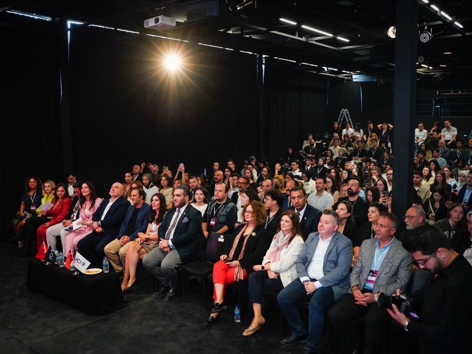 alevigenclerder's tweet photo. 📍 Esat Hâl'de Gerçekleşen Girişimcilik ve Liderlik Zirvesi 2026'daydık

JCI Ankara tarafından düzenlenen ve "Sürdürülebilir Gelecek" temasını taşıyan Girişimcilik ve Liderlik Zirvesi 2026, 26 Eylül 2026 Cumartesi günü Esat Hâl'de gerçekleştirildi.

Zirve kapsamında sürdürülebilirlik, girişimcilik, toplumsal etki ve liderlik konuları; atölye çalışmaları, keynote konuşmaları, panel oturumları, expert talk'lar ve networking etkinlikleriyle ele alındı.

Gençlerin fikir üretme ve söz sahibi olma pratiğini merkeze alan bu değerli organizasyonda Alevi Gençler Derneği olarak biz de yer aldık. Derneğimizi, Dernek Başkanımız Sayın Songül Kayar temsil etti.

Sürdürülebilir bir gelecek için genç liderlerin ve girişimcilerin bir araya geldiği bu anlamlı buluşmaya katkı sunan herkese teşekkür ederiz.
