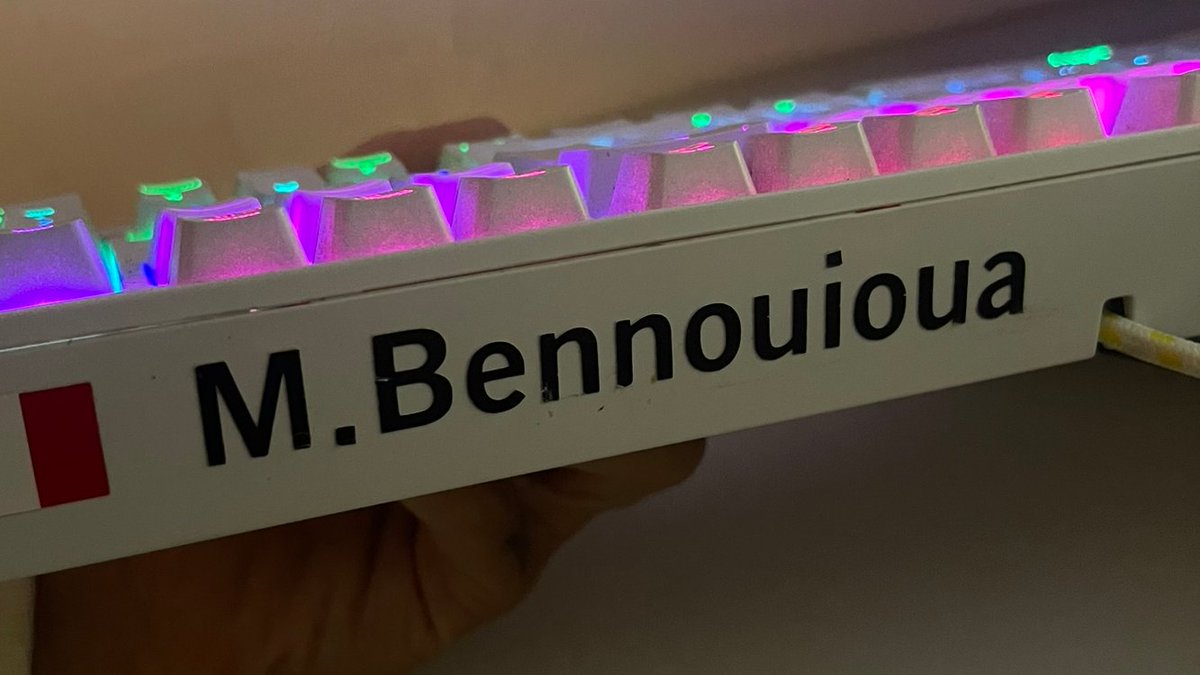 PoliaCSGO's tweet photo. Je viens d’apprendre la nouvelle et je suis tellement dévasté par celle-ci. Perdre un grand frère de cette façon… À aucun moment je n’aurais pu imaginer ça de toi, que tu en arrives là.

Je suis tellement triste et en colère. Pourquoi t’es pas venu en parler à tes proches ? Nous savions que t’avais une vie perso compliquée, mais pourquoi en arriver là ?

Je te remercie tellement pour tout ce que tu as fait pour moi, pour nous, tes amis, dans les moments de galère, dans la joie et la tristesse. Nos fous rires, nos embrouilles… Tout va me manquer.

Peu de personnes connaissaient vraiment la personne que tu étais au fond, car souvent, les gens s’arrêtaient à ton image de streamer/YouTubeur. Mais t’avais un grand cœur, un cœur énorme. T’as toujours partagé ce que t’avais, même avec des inconnus, sans rien attendre en retour.

CS a aujourd’hui perdu un pilier. Même si, parfois, ta personne n’était pas appréciée de tout le monde, personne ne pourra jamais t’enlever la passion immense que tu avais pour ce jeu. Tu l’as vécu à fond pendant toutes ces années, et tu auras marqué cette communauté à ta manière.

Je me rappelle encore de nos bootcamps, de nos LANs… J’ai l’impression que tout ça, c’était hier. Je te vois encore avec ton sourire, je nous revois encore rigoler pour rien, passer des heures ensemble comme si ces moments allaient durer pour toujours.

C’est fou comme certains souvenirs paraissent anodins sur le moment, et aujourd’hui ils prennent une valeur immense. Il y a tellement de choses que j’aurais aimé pouvoir te redire, tellement de souvenirs que j’aurais aimé pouvoir revivre encore une fois avec toi.

Je me rappelle encore de cette journée-là où mon clavier m’a lâché et tu as débranché le tien en me disant : « Tiens, prends-le. » Au final, je l’ai toujours gardé avec moi, et quand je vois ton nom derrière celui-là, ça me brise le cœur de me dire que t’es parti, que le soleil se lèvera sans toi et qu’une autre étoile brillera.

Tu vas laisser un vide énorme derrière toi. Mais je sais aussi que tous ceux qui ont vraiment eu la chance de te connaître garderont une partie de toi avec eux, à travers les souvenirs, les moments partagés, les rires et tout ce que tu as pu apporter aux autres.

J’aurais tellement aimé qu’on ait encore du temps. Un dernier fou rire, une dernière discussion, une dernière embrouille même… Juste un moment de plus.

Je ne t’oublierai jamais.

Je t’aime fort @malekCSGO , mon frérot. Repose en paix. ❤️