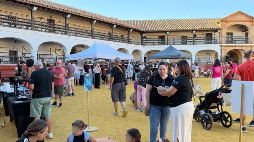 uclm_es's tweet photo. La Noche Europea de los Investigadores de la UCLM lleva la divulgación científica a la localidad ciudadrealeña de Almadén.
Escolares de la comarca disfrutaron de talleres y actividades de la @Esc_Ing_Almaden y los institutos de la localidad minera.
https://t.co/1iYiDc0t96 https://t.co/WqOl2qmXNF