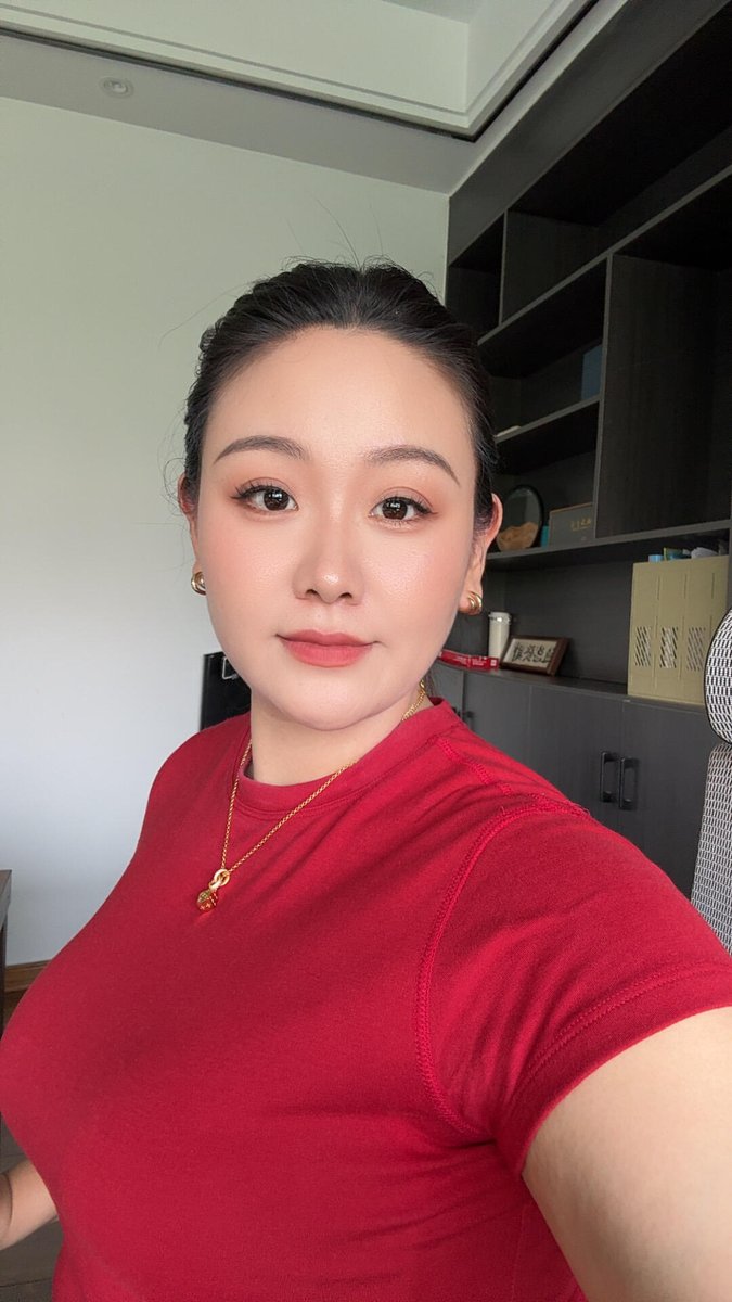 Youman41's tweet photo. 说话做事一直都挺正经的。最近突然想反差一下，把严肃暂时��一放，看看会不会有人会喜欢。 https://t.co/9d7lCfqqUp
