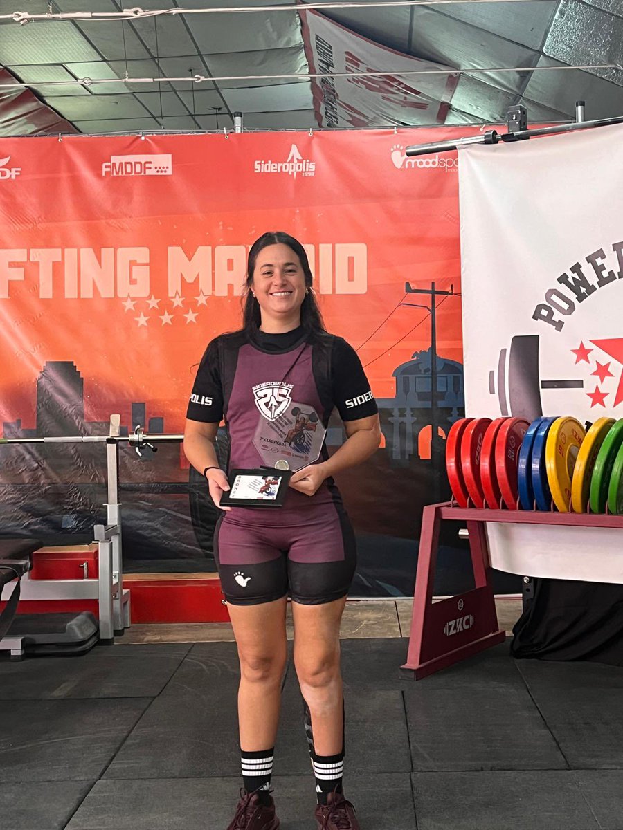 FMDDF's tweet photo. 👏🏻 Concluimos la V Copa de powerlifting de Madrid organizada en colaboración con el club @sideropolisclub 🔝 

¡𝑬𝒏𝒉𝒐𝒓𝒂𝒃𝒖𝒆𝒏𝒂 𝒂 𝒕𝒐𝒅𝒐𝒔 𝒍𝒐𝒔 𝒑𝒂𝒓𝒕𝒊𝒄𝒊𝒑𝒂𝒏𝒕𝒆𝒔! 

Toda la información actualizada en nuestra página web 📲 

#SomosFMDDF | @deportecmadrid | https://t.co/6M0yWRbHuN