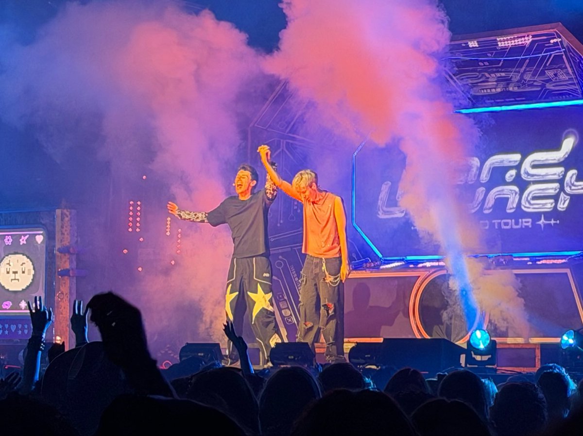 lowkeyylavish's tweet photo. THEY HAVE INTERLOCKED FINGERS 😭😭😭 https://t.co/lVwa0jLrDW
