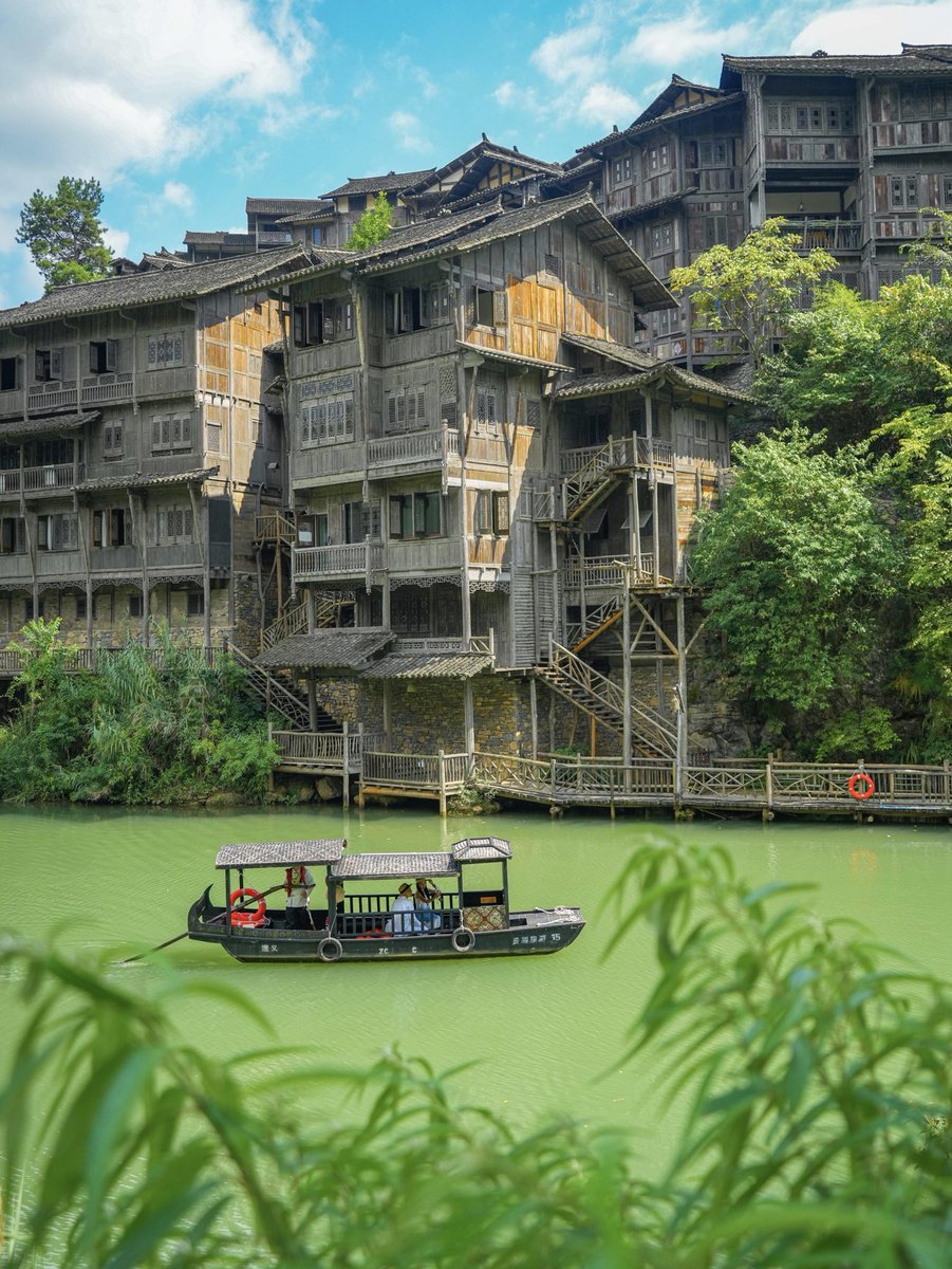 weidaowu's tweet photo. Day or dusk, Wujiang Village unfolds like a living ink painting.#WujiangVillage #GuizhouTravel https://t.co/zaZABcXzY0