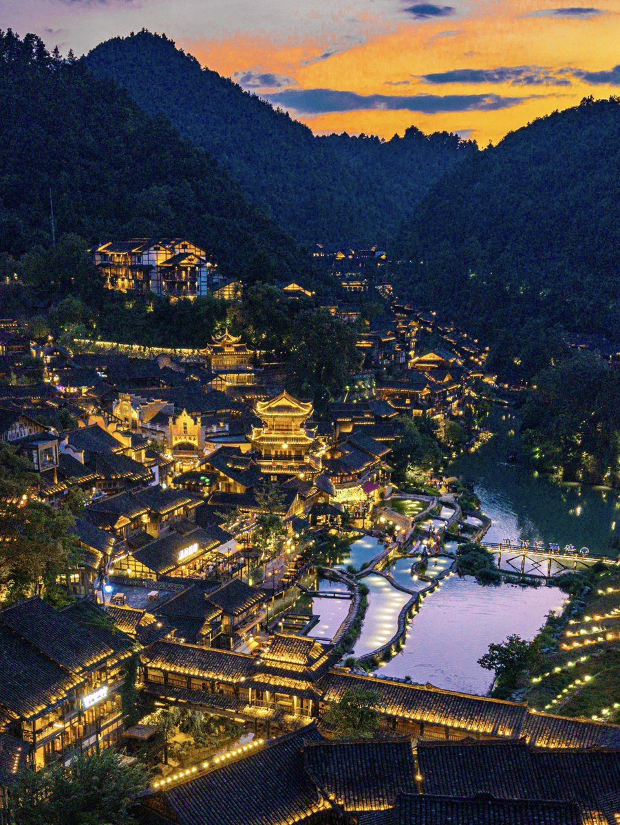 weidaowu's tweet photo. Day or dusk, Wujiang Village unfolds like a living ink painting.#WujiangVillage #GuizhouTravel https://t.co/zaZABcXzY0