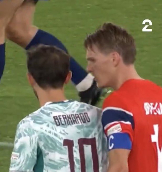 BiggestMohhh's tweet photo. 🚨🎙️ Martin Ødegaard on his altercation with Bernardo Silva:

🎙️ Reporter: “Martin, we saw the heated moment between you and Bernardo. What happened?”

🗣️ Ødegaard: “He tried to hurt me after I had already played the ball, and honestly, that made me so angry. I told him to fuck off because I didn’t think there was any reason for that challenge.

“Then I reminded him, ‘Very soon, you’ll have no trophies in England because you won them by cheating.’ He looked at me and said, ‘Everything was won on the pitch.’

“I just told him, ‘You’re getting exposed soon.’ Maybe I shouldn’t have said it, but emotions were high and I was furious in that moment. It was heated, but that’s football sometimes.”