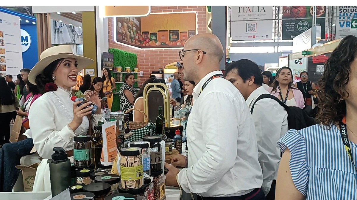 prensaperupe's tweet photo. 🇵🇪Edgar Vásquez Vela-CIEN ADEX: La edición 2026 se planificó desde antes de la anterior y ya se trabaja en la 2027, 'Expoalimentaria 2026' cierra con récord, más que una feria, son 1.100 millones de dólares en negocios proyectados. 
https://t.co/bpjhu0I0r8 https://t.co/EiUzXbqX9k