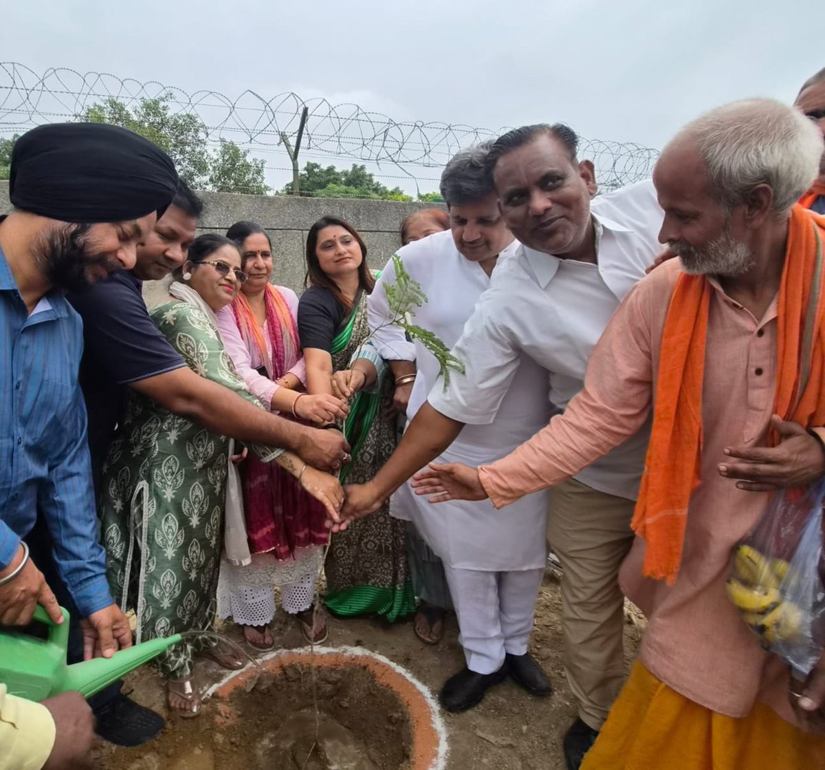 RajivBabbarbjp's tweet photo. सेवा संकल्प अभियान के अंतर्गत यशस्वी प्रधानमंत्री श्री @narendramodi जी के जन्मदिवस के अवसर पर केशवपुर मंडी के सामने स्थित DDA पार्क में वृक्षारोपण कार्यक्रम आयोजित किया।

पर्यावरण संरक्षण और हरित भविष्य के संकल्प के साथ पौधारोपण किया। 🌱

#SevaSankalpAbhiyan #TreePlantation https://t.co/8z3srq8MmJ