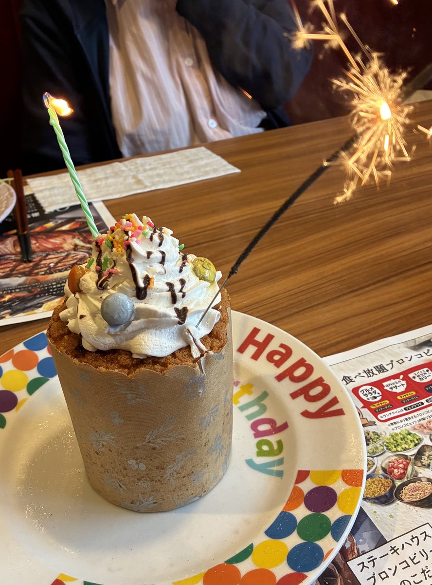 aquarius_V6's tweet photo. ブロンコビリーで家族のお祝いして来ました🥳
ケーキのスポンジがしっとりして前より美味しくなってた気がする！🧁 https://t.co/Lwa6P9InBD