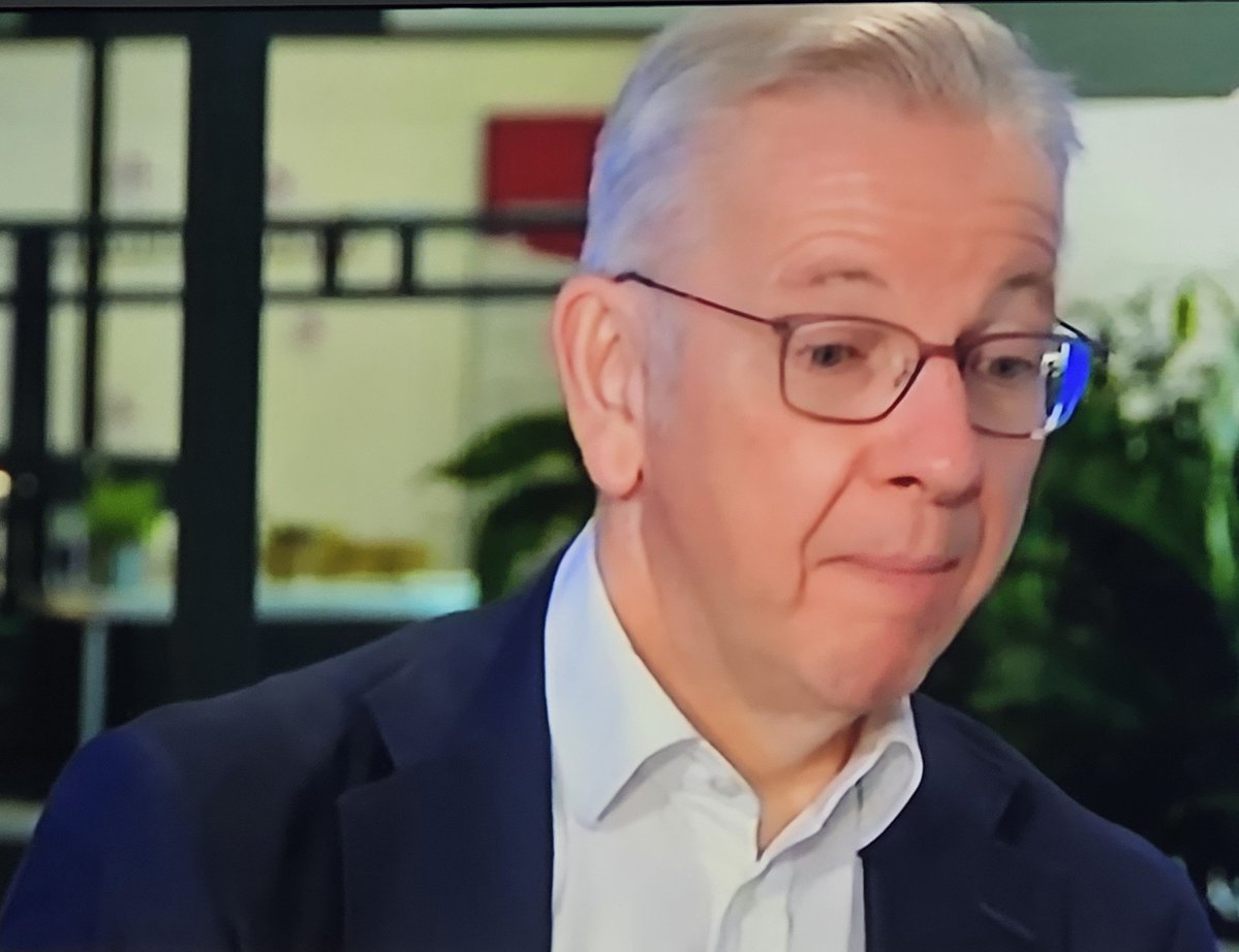 TStandfield1789's tweet photo. The party of fiscal responsibility.
Michael Gove bleats about the size of the UK's national debt, then admits it's the fault of the Tory government he was in.
Well, they did pile £1,700,000,000,000 onto the debt in 14 years of Tory chaos.
@michaelgove @KemiBadenoch @griffitha https://t.co/SpiYFEr1bj