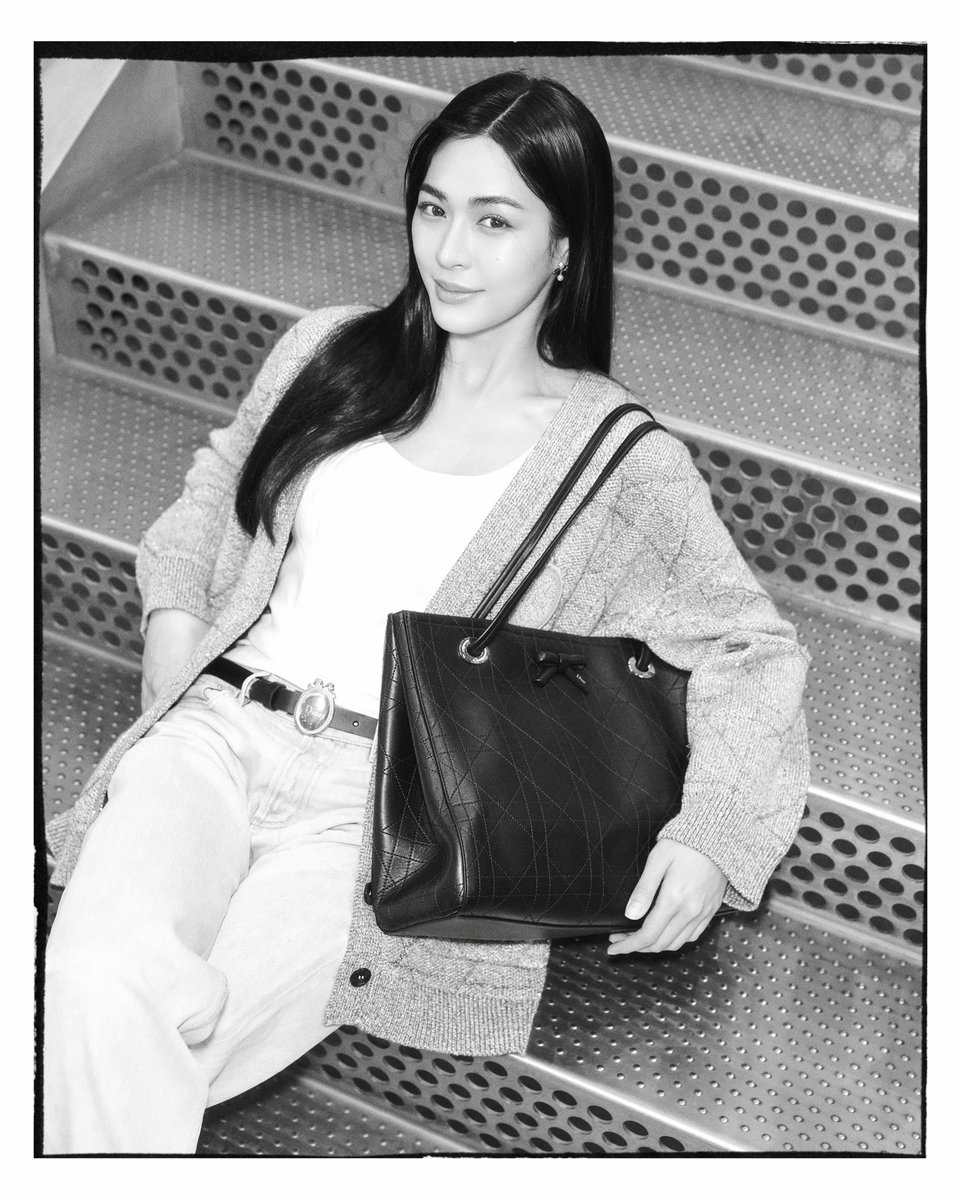 LingOrm_BH's tweet photo. Lingling Kwong and Orm Kornnaphat are bringing Dior vibes all the way to Paris! ✈️🤍🗼

LINGORM FLY TO DIOR PFW #LingOrmDiorAirportLook 
#LinglingKwong #OrmKornnaphat #LingOrm #Dior #DiorSummer27 #PFW https://t.co/YaYizM0FvU