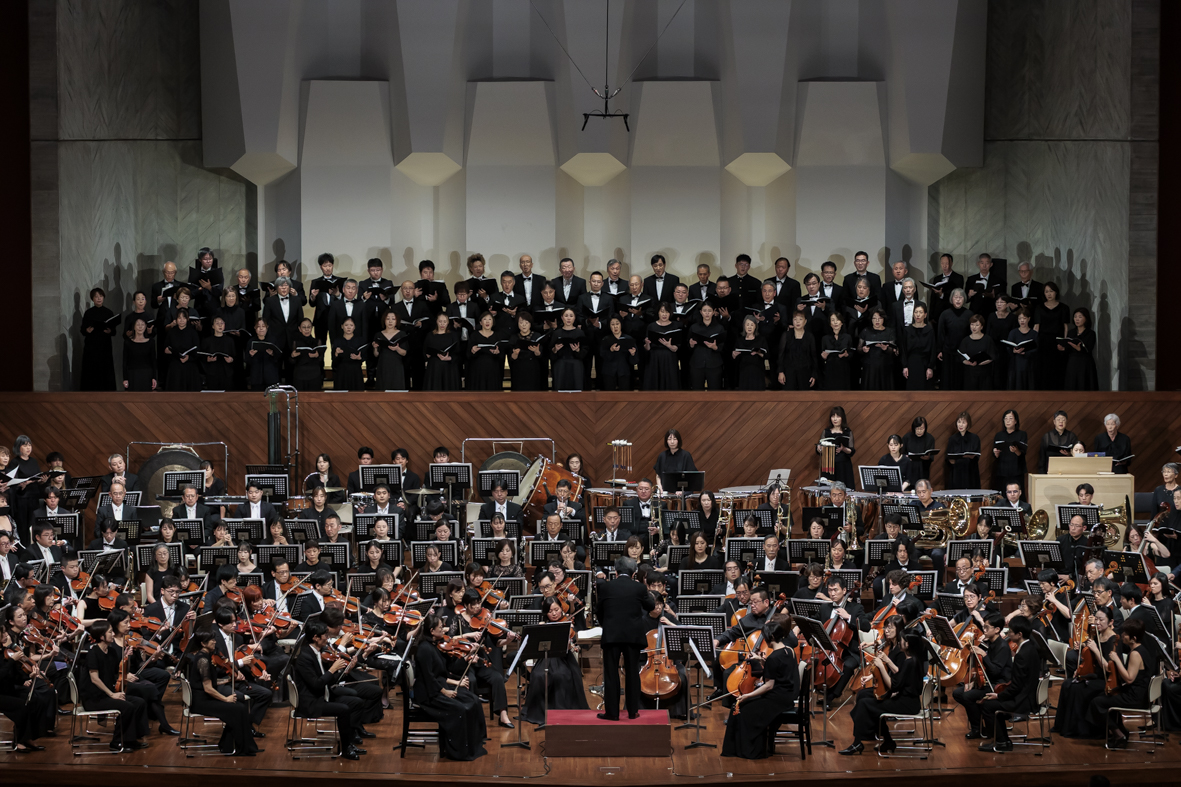 kumamotokengeki's tweet photo. 9月27日、マーラー／交響曲第2番《復活》が終演しました。
県民の皆さんを中心に結成したオーケストラと合唱団、約300人が挑んだマーラーの大作。
前日には大きめの余震、当日は大雨・土砂災害の危険警報と、最後までやきもきする状況が続きました。それでも、（1/3） https://t.co/gHh3QHdpUQ