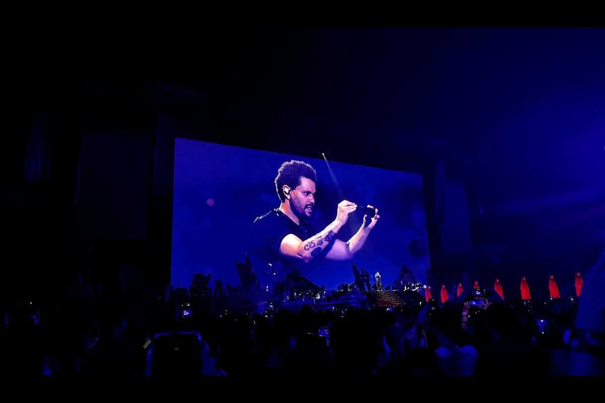 LambeSahamjja's tweet photo. guys lu pada tau gak nih
gubernur dki jakarta pramono anung bilang acara musik gede kayak pestapora sama konser the weeknd minggu lalu itu ternyata ngedongkrak ekonomi jakarta sampe hampir 250 miliar

artinya duit yang muter di jakarta gara gara dua acara itu doang udah gede banget dari penonton yang dateng belanja makan nginep dan lain lain

menurut pramono ini nunjukin jakarta makin diakuin sebagai kota global soalnya makin banyak musisi internasional yang percaya bikin acara di sini

dia juga cerita pas ketemu pihak kampus nyu di new york mereka aja udah tau dan ngasih apresiasi soal jakarta yang bakal kedatangan artis artis gede kayak ye the weeknd westlife sampe andrea bocelli

salah satu contoh yang dibanggain itu westlife yang bakal manggung 23 januari nanti dan itu jadi satu satunya lokasi mereka main di seluruh asia tenggara alias cuma di jakarta doang

menurut pramono ini bikin jakarta jadi lebih colorful alias lebih hidup dan berwarna dari segi acara hiburan

dia nekenin kalo acara musik kayak gini bisa ngasih dampak ekonomi ke banyak sektor soalnya penonton dari berbagai daerah bahkan negara pada dateng dan belanja selama mereka di jakarta

intinya ini jadi bukti buat pramono kalo jakarta emang beneran udah dipercaya publik dunia sebagai kota global