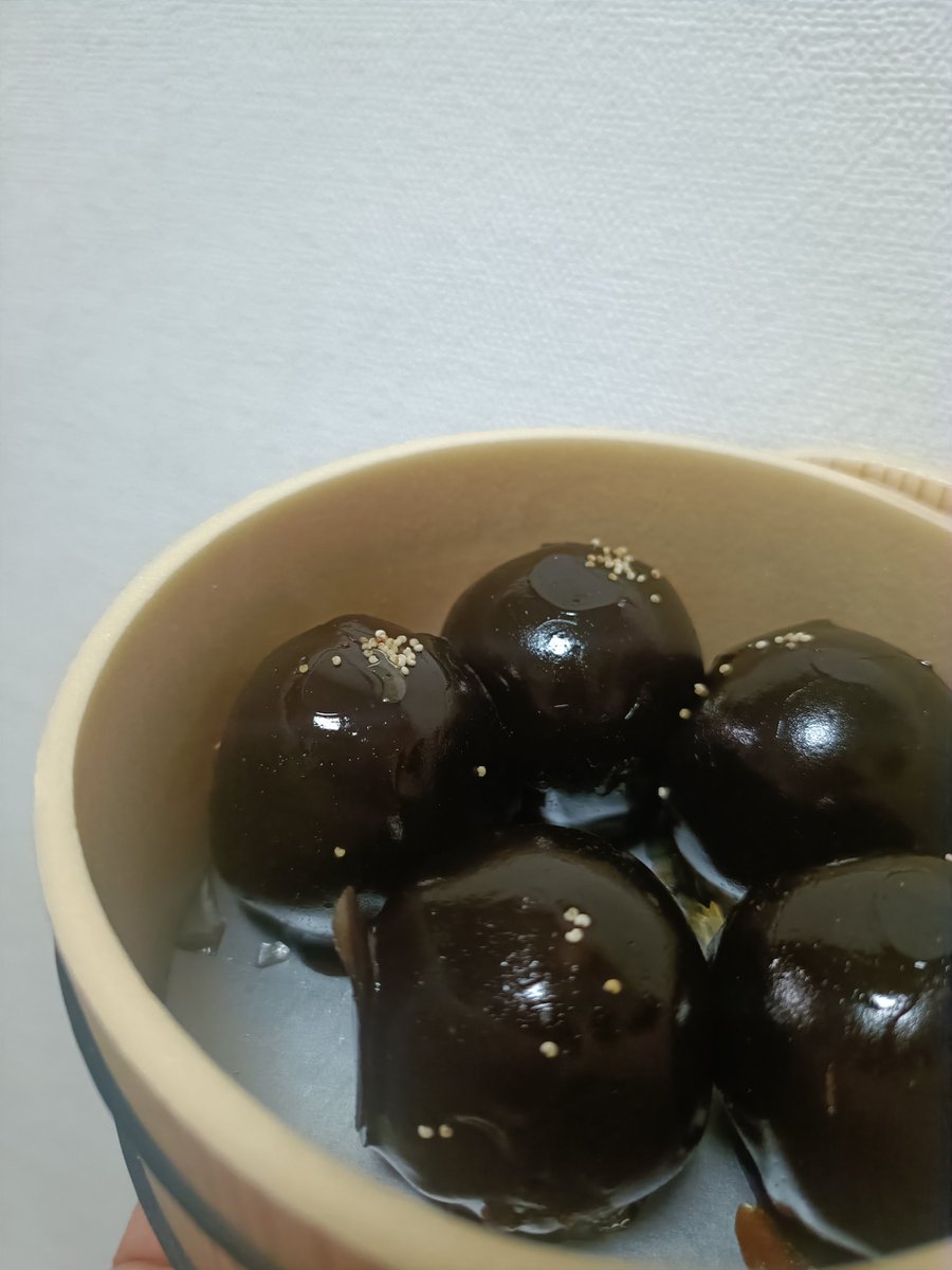 Bonbons_douce's tweet photo. 頂き物の京都土産✨️

あんこの皮？に
あんこが入っており
あまさ控えめな
上品なお味でした。

和菓子は手間暇が大変と
きくので、手はつけてませんが、
小豆が好きなので
おはぎとか挑戦してみたいですね😆 https://t.co/BaHuVOstCj