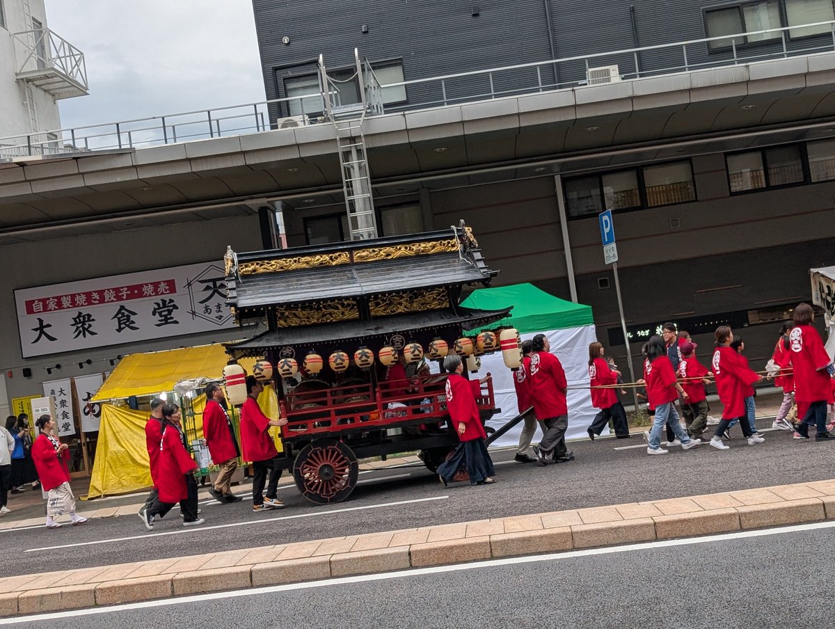 HMonkeydeerbear's tweet photo. 秋祭り🏮
わっしょい！わっしょい！

…たこ焼き700円か〜
もうワンコインで買える
出店ないのか😭

何買おうかな🤔 https://t.co/EE7klm0DJc