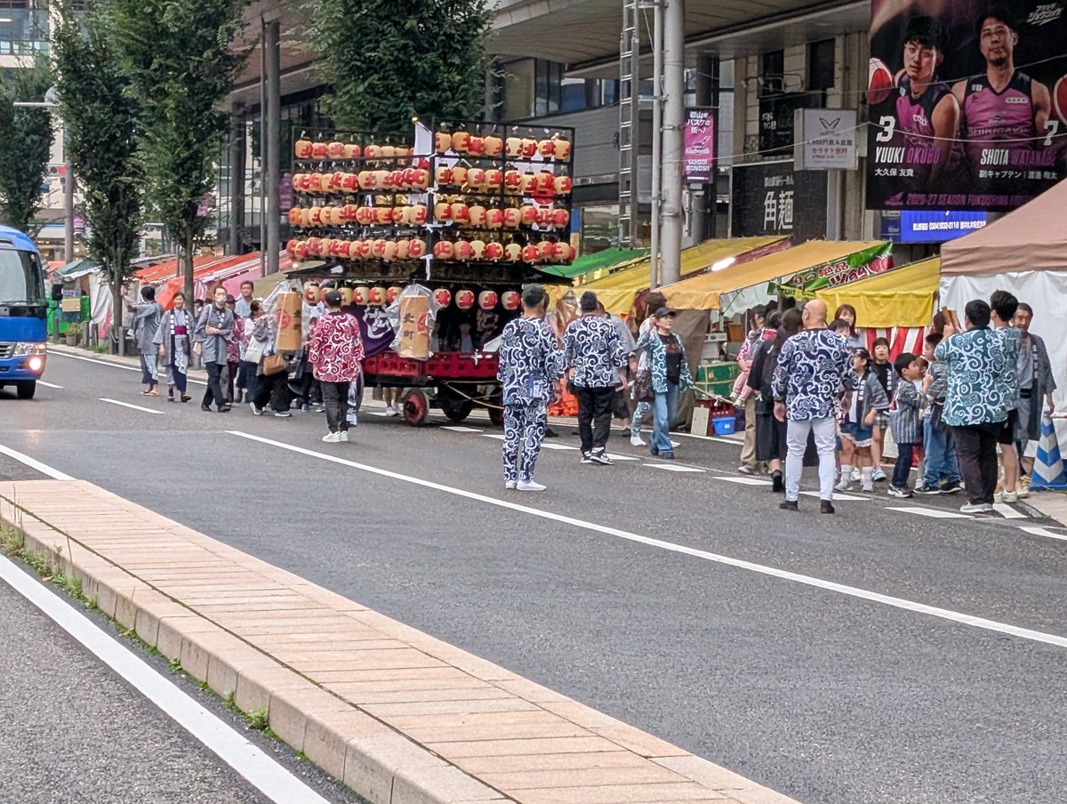 HMonkeydeerbear's tweet photo. 秋祭り🏮
わっしょい！わっしょい！

…たこ焼き700円か〜
もうワンコインで買える
出店ないのか😭

何買おうかな🤔 https://t.co/EE7klm0DJc