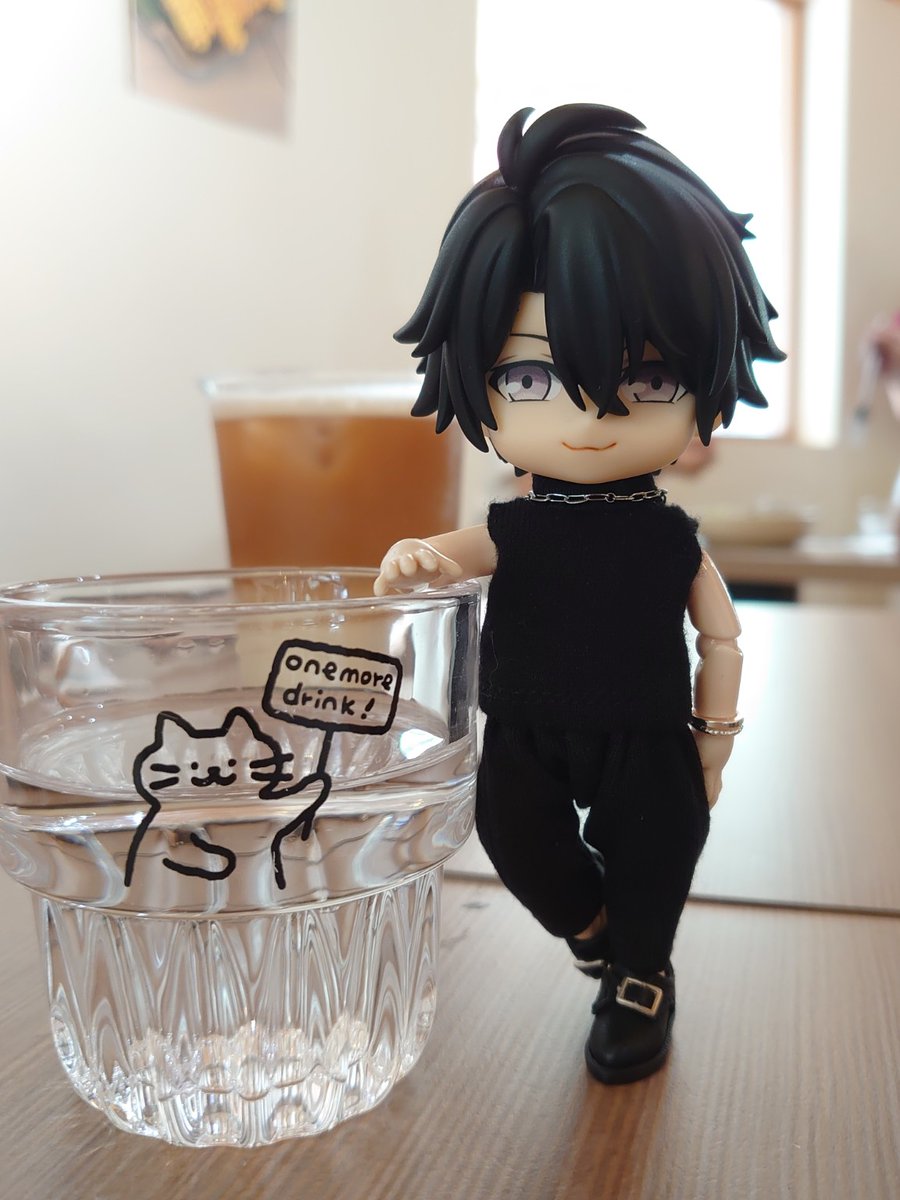 dawnstudiobjd's tweet photo. 今日はカフェに行ってきました☕️

かわいいグラスを見つけたので記念撮影。
「one more drink!」
……だそうです😂

今日のブラックコーデ🖤
着用アイテム
・トップス：ninimal
・パンツ：https://t.co/nsj1k33TZW

#オビツろいど #オビツ11 #ob11clothes #obitsu11 #OB11 https://t.co/iO8YE1rSoe