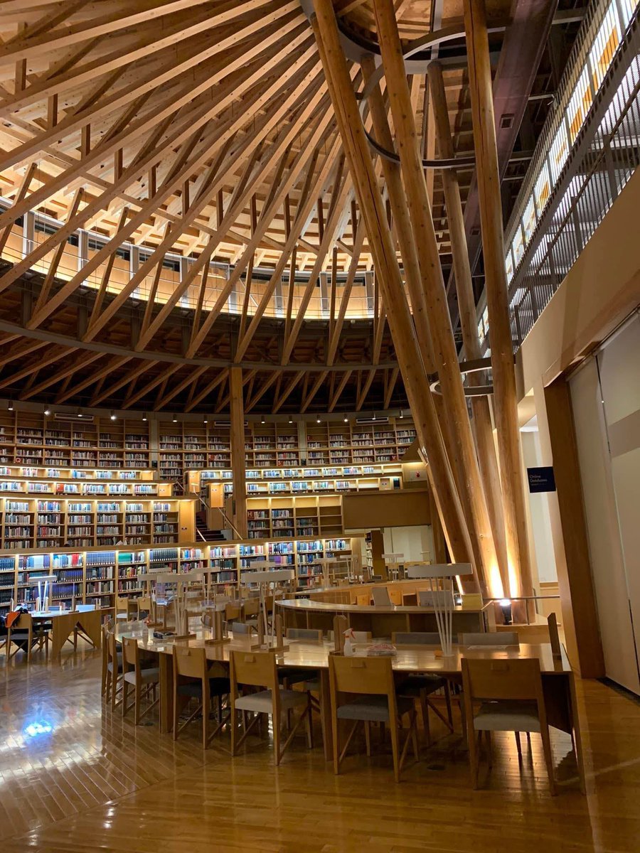Yutoforreal's tweet photo. 僕の母校、国際教養大学(AIU)
大学院生として通い、学部生を見て実際に感じた事。

【メリット】
・全て英語の授業なので英語力が身につく
・就活にめっちゃ強い
・優秀な人たちが集まっている
・縦のつながりがいい意味で強い
・アメリカの大学と同じくらい勉強する
・先生たちの面倒見が良い
・イオンに行けば大抵なんとかなる
・リベラルアーツ大学なので様々な事を学べる

【デメリット】
・人気のある国の交換留学は競争が激しく希望の国に行けないかもしれない
・教員免許が高校英語しか取れない
・閉鎖的なコミュニティなので人間関係終わるとゲームオーバー
・雪
・この大学のスタンダードと実社会のギャップで苦しむ卒業生がある程度いる

【総じて】
アメリカの大学をそのまま秋田に持って来たような大学です。入るのも難しいし出るのも難しいけど、得られるものも大きいです。少なくとも英語は身につけさせられます。

受験を考える人たちの参考になれば！