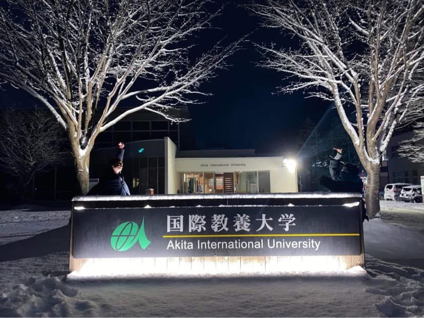 Yutoforreal's tweet photo. 僕の母校、国際教養大学(AIU)
大学院生として通い、学部生を見て実際に感じた事。

【メリット】
・全て英語の授業なので英語力が身につく
・就活にめっちゃ強い
・優秀な人たちが集まっている
・縦のつながりがいい意味で強い
・アメリカの大学と同じくらい勉強する
・先生たちの面倒見が良い
・イオンに行けば大抵なんとかなる
・リベラルアーツ大学なので様々な事を学べる

【デメリット】
・人気のある国の交換留学は競争が激しく希望の国に行けないかもしれない
・教員免許が高校英語しか取れない
・閉鎖的なコミュニティなので人間関係終わるとゲームオーバー
・雪
・この大学のスタンダードと実社会のギャップで苦しむ卒業生がある程度いる

【総じて】
アメリカの大学をそのまま秋田に持って来たような大学です。入るのも難しいし出るのも難しいけど、得られるものも大きいです。少なくとも英語は身につけさせられます。

受験を考える人たちの参考になれば！