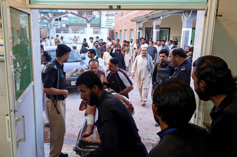 ICR360's tweet photo. Gunmen opened fire on an ambulance at the scene of a suicide bomb attack at a roadside police checkpoint in northwestern Pakistan that killed at least 12 people on Saturday (Sept.26) and wounded about 35 others
#bombattack #terrorism #checkpoint #Pakistan https://t.co/SoASZb61J4