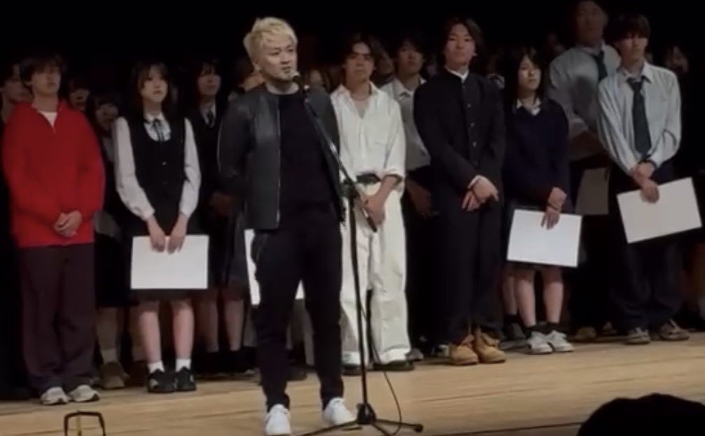 triplane_tan's tweet photo. 全道高等学校軽音楽新人大会の審査員をさせていただきました！！
しかも審査委員長という大役😳
緊張もしましたが
何より自分自身がめちゃくちゃエネルギーをもらいました！

今、こんなにも高校の軽音楽部が盛り上がっていることを全く知らず
生徒のみんなが心から音楽を楽しんでいる姿がグサグサ心に刺さりました。

一番緊張したのは、
ステージで総合グランプリの発表と審査講評・総括のコメント😌

嬉しくて泣いている子
賞に届かず泣き崩れている子。

この日のために本気で頑張ってきたんだなと思うと
これまた心にグサグサ刺さりました。

改めて思った。

バンドって楽しいよね☺️

総合グランプリの「ほわじゃお」
本当におめでとうございます🎉👏