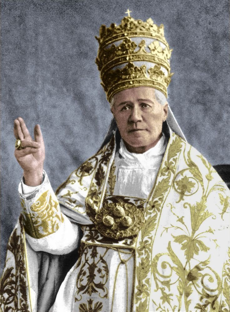 Przedsoborowo's tweet photo. Językiem właściwym Kościoła Rzymskiego jest język łaciński. Dlatego jest zakazanym w uroczystych czynnościach liturgicznych śpiewać cokolwiek w języku ludowym, tym więcej jeszcze jest zakazanym śpiewać w języku ludowym części zamienne lub ogólne Mszy i Oficjum

Św. Pius X https://t.co/LLKWoypF4e