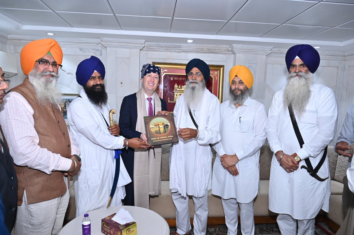 SGPCAmritsar's tweet photo. ਅਮਰੀਕੀ ਰਾਜਦੂਤ ਸਰਜੀਓ ਗੋਰ ਸੱਚਖੰਡ ਸ੍ਰੀ ਹਰਿਮੰਦਰ ਸਾਹਿਬ ਵਿਖੇ ਨਤਮਸਤਕ ਹੋਏ। ਸ਼੍ਰੋਮਣੀ ਗੁਰਦੁਆਰਾ ਪ੍ਰਬੰਧਕ ਦੇ ਐਡਵੋਕੇਟ ਹਰਜਿੰਦਰ ਸਿੰਘ ਧਾਮੀ ਅਤੇ ਸ੍ਰੀ ਅਕਾਲ ਤਖ਼ਤ ਸਾਹਿਬ ਦੇ ਜਥੇਦਾਰ ਗਿਆਨੀ ਕੁਲਦੀਪ ਸਿੰਘ ਗੜਗੱਜ ਵੱਲੋਂ ਉਨ੍ਹਾਂ ਦਾ ਸਨਮਾਨ ਕੀਤਾ ਗਿਆ ਅਤੇ ਸਿੱਖ ਮਸਲਿਆਂ ਤੇ ਚਰਚਾ ਵੀ ਹੋਈ।

#SriDarbarSahib #SGPC #SriHarmandirSahib #SGPCPresident