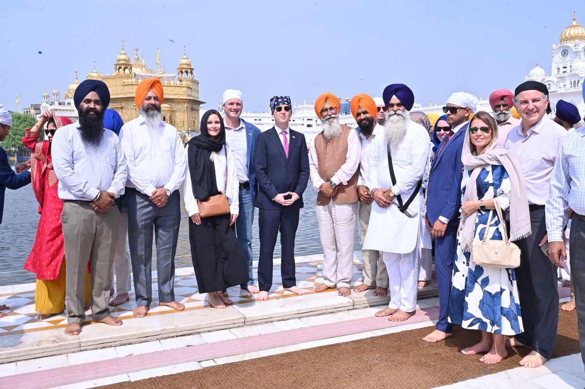 SGPCAmritsar's tweet photo. ਅਮਰੀਕੀ ਰਾਜਦੂਤ ਸਰਜੀਓ ਗੋਰ ਸੱਚਖੰਡ ਸ੍ਰੀ ਹਰਿਮੰਦਰ ਸਾਹਿਬ ਵਿਖੇ ਨਤਮਸਤਕ ਹੋਏ। ਸ਼੍ਰੋਮਣੀ ਗੁਰਦੁਆਰਾ ਪ੍ਰਬੰਧਕ ਦੇ ਐਡਵੋਕੇਟ ਹਰਜਿੰਦਰ ਸਿੰਘ ਧਾਮੀ ਅਤੇ ਸ੍ਰੀ ਅਕਾਲ ਤਖ਼ਤ ਸਾਹਿਬ ਦੇ ਜਥੇਦਾਰ ਗਿਆਨੀ ਕੁਲਦੀਪ ਸਿੰਘ ਗੜਗੱਜ ਵੱਲੋਂ ਉਨ੍ਹਾਂ ਦਾ ਸਨਮਾਨ ਕੀਤਾ ਗਿਆ ਅਤੇ ਸਿੱਖ ਮਸਲਿਆਂ ਤੇ ਚਰਚਾ ਵੀ ਹੋਈ।

#SriDarbarSahib #SGPC #SriHarmandirSahib #SGPCPresident