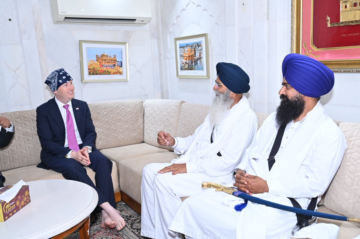SGPCAmritsar's tweet photo. ਅਮਰੀਕੀ ਰਾਜਦੂਤ ਸਰਜੀਓ ਗੋਰ ਸੱਚਖੰਡ ਸ੍ਰੀ ਹਰਿਮੰਦਰ ਸਾਹਿਬ ਵਿਖੇ ਨਤਮਸਤਕ ਹੋਏ। ਸ਼੍ਰੋਮਣੀ ਗੁਰਦੁਆਰਾ ਪ੍ਰਬੰਧਕ ਦੇ ਐਡਵੋਕੇਟ ਹਰਜਿੰਦਰ ਸਿੰਘ ਧਾਮੀ ਅਤੇ ਸ੍ਰੀ ਅਕਾਲ ਤਖ਼ਤ ਸਾਹਿਬ ਦੇ ਜਥੇਦਾਰ ਗਿਆਨੀ ਕੁਲਦੀਪ ਸਿੰਘ ਗੜਗੱਜ ਵੱਲੋਂ ਉਨ੍ਹਾਂ ਦਾ ਸਨਮਾਨ ਕੀਤਾ ਗਿਆ ਅਤੇ ਸਿੱਖ ਮਸਲਿਆਂ ਤੇ ਚਰਚਾ ਵੀ ਹੋਈ।

#SriDarbarSahib #SGPC #SriHarmandirSahib #SGPCPresident