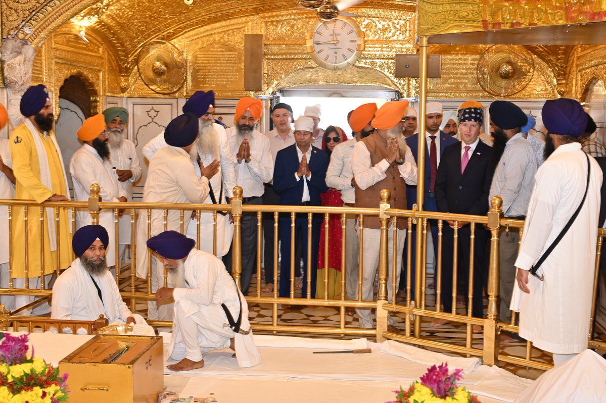 SGPCAmritsar's tweet photo. ਅਮਰੀਕੀ ਰਾਜਦੂਤ ਸਰਜੀਓ ਗੋਰ ਸੱਚਖੰਡ ਸ੍ਰੀ ਹਰਿਮੰਦਰ ਸਾਹਿਬ ਵਿਖੇ ਨਤਮਸਤਕ ਹੋਏ। ਸ਼੍ਰੋਮਣੀ ਗੁਰਦੁਆਰਾ ਪ੍ਰਬੰਧਕ ਦੇ ਐਡਵੋਕੇਟ ਹਰਜਿੰਦਰ ਸਿੰਘ ਧਾਮੀ ਅਤੇ ਸ੍ਰੀ ਅਕਾਲ ਤਖ਼ਤ ਸਾਹਿਬ ਦੇ ਜਥੇਦਾਰ ਗਿਆਨੀ ਕੁਲਦੀਪ ਸਿੰਘ ਗੜਗੱਜ ਵੱਲੋਂ ਉਨ੍ਹਾਂ ਦਾ ਸਨਮਾਨ ਕੀਤਾ ਗਿਆ ਅਤੇ ਸਿੱਖ ਮਸਲਿਆਂ ਤੇ ਚਰਚਾ ਵੀ ਹੋਈ।

#SriDarbarSahib #SGPC #SriHarmandirSahib #SGPCPresident