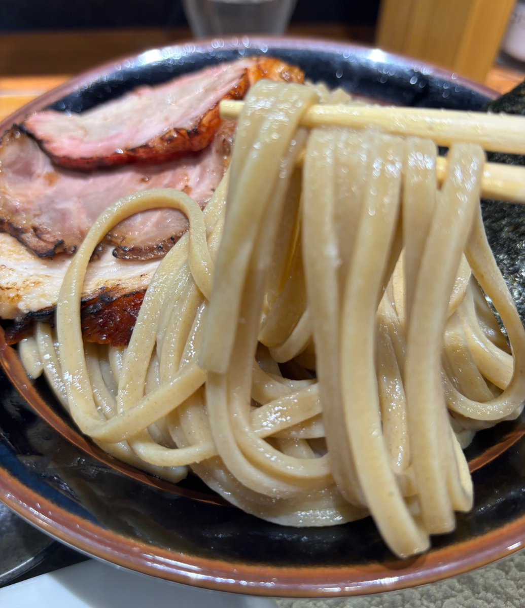 YUI98304714's tweet photo. 中華蕎麦ひら井　北府中
国産チャーシューつけ蕎麦大🍜

先ずはお勧めされた塩で麺を頂く‼️
炙られたチャーシューも塩で食べるとめちゃくちゃ美味い😋

極太麺に濃厚なつけ汁が絡んで相変わらず美味いなぁ👍

最後は麺にレモンを絞ってサッパリ味変して完食🍋

ご馳走様でした🥢 https://t.co/UtufJskFS3