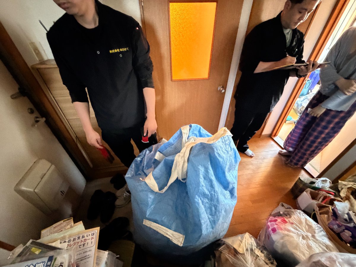 obeya_minami's tweet photo. 先ほど特殊清掃の相談で、だいたいの費用感を伝えたら｡｡

「ひとつ教えてあげます。これを火事場泥棒と言うんです」😠

と言われました。

要するに「人の不幸で飯を食って儲けるな」ということなんでしょう。

でも、なぜ利益を出すことが悪なんですか？

当たり前ですが利益がなければ続きません。

会社は利益を出すために商売しています。

あなたの給料は地中から湧いてくるんですか？
お子さんの給料は空から降ってくるんですか？

いい加減、他人の財布の中を覗いて「儲けるな」と言うの、やめません？

特殊清掃は慈善事業ではありません。

必要な仕事をして必要な対価をいただく。

それだけです。