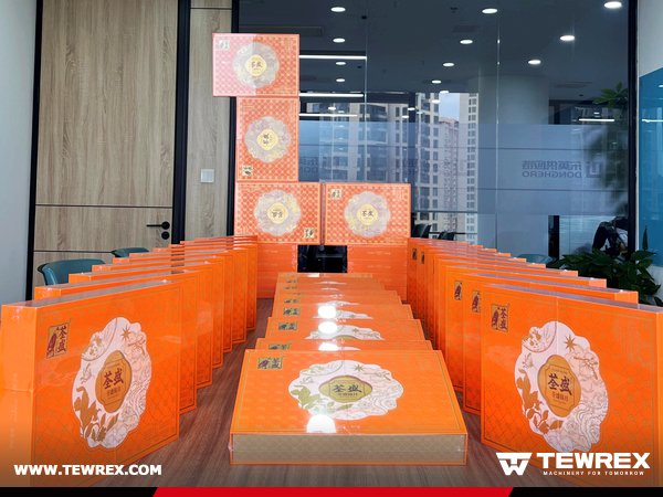 tewrexcn's tweet photo. 🥮 Mooncakes + good vibes = Mid-Autumn Festival at TEWREX! 🌕

A little gift to celebrate the season, appreciate our team, and share some sweetness during a busy workday.

Happy Mid-Autumn Festival! ✨
#TEWREX #MidAutumnFestival #Mooncake #TeamSpirit #FestivalVi https://t.co/FQQVbRPCGf