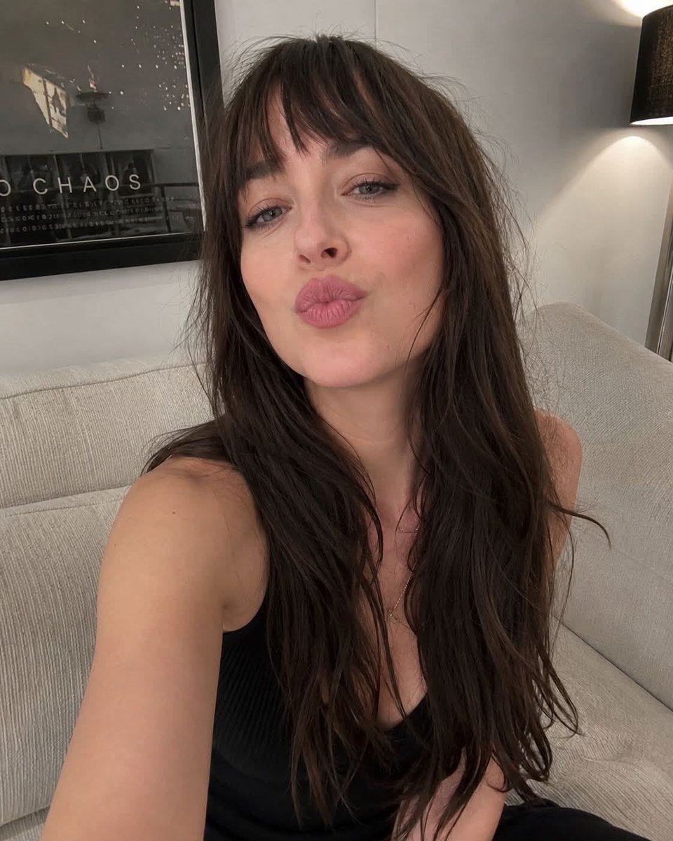 yslgirlx's tweet photo. Dakota johnson https://t.co/rMcy9tn97S