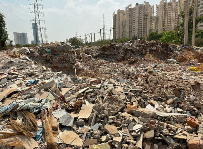 givebacktoggm's tweet photo. ЁЯМ┐ Garbage, C&D waste and dust have been reported along the Gurgaon-Faridabad Road through the Aravallis.
Protecting a sensitive natural landscape requires responsible waste disposal and regular monitoring.
Let's connect and solve it. ЁЯдЭ
#Gurugram #GreenGurugram https://t.co/1N2vK5vPWo