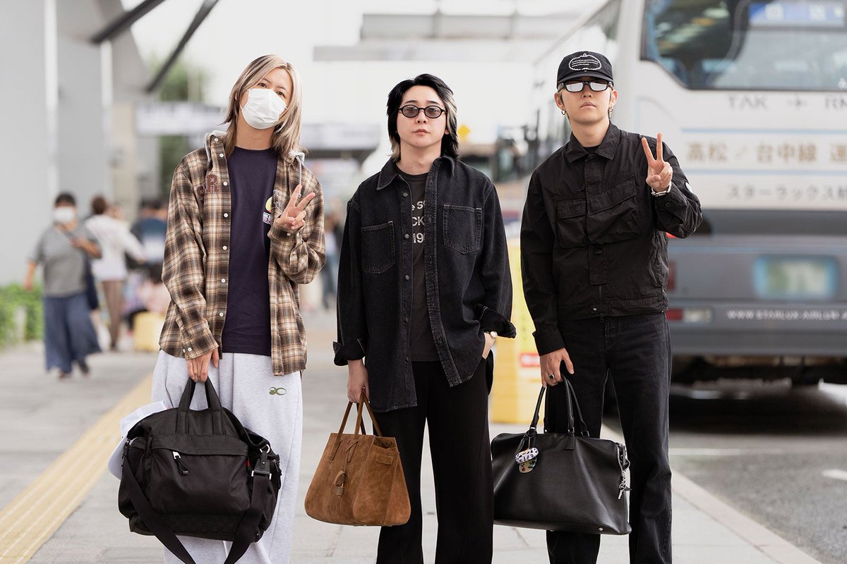 modelpress's tweet photo. ミセス、高松空港に到着❗

約3年ぶりアリーナツアー直前の
イメチェン姿をキャッチ📸
https://t.co/bXlVT3ZwZU

藤澤涼架は、ホワイト／ベージュをベースにブラウンが入り、ミルクティーのようなカラーリングに。大森元貴は、黒をベースにプラチナブロンドのハイライトを取り入れたヘアへと変化。若井滉斗はキャップにより一部しか見えないが、黒髪に何某かのブリーチが施されているようにも見える。

#MrsGREENAPPLE ＠AORINGOHUZIN ＠MotokiOhmoriMGA