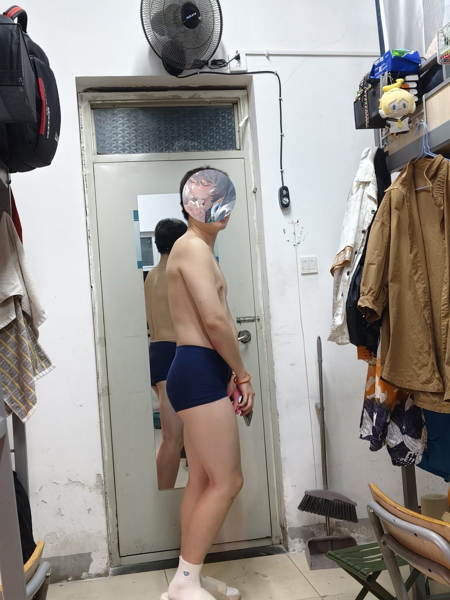 XuWaffle's tweet photo. 被舍友偷拍调戏了😢
#男大 #白袜 https://t.co/Z2B1OIk0dW