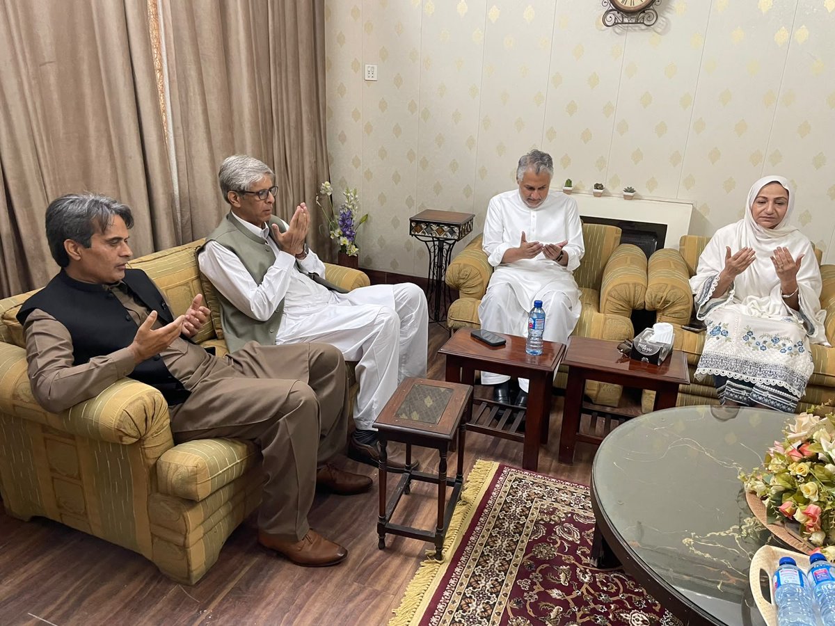 Raashidbvirk's tweet photo. کوارڈینیٹر وزیر اعلی پنجاب MNA حافظہ سائرہ افضل تارڑ, میاں مظفر حسین تارڑ اور MNA بلال فاروق تارڑ کی سابق وفاقی و��یر چوہدری محمود بشیر ورک (مرحوم) کی رہاٸشگاہ آمد،

مرحوم محمود بشیر ورک کی وفات پر انکے صاحبزادے امیدوار #NA77 راشد بشیر ورک سے اظہار تعزیت اور فاتحہ خوانی کی۔ https://t.co/sStpJZ8Ppa