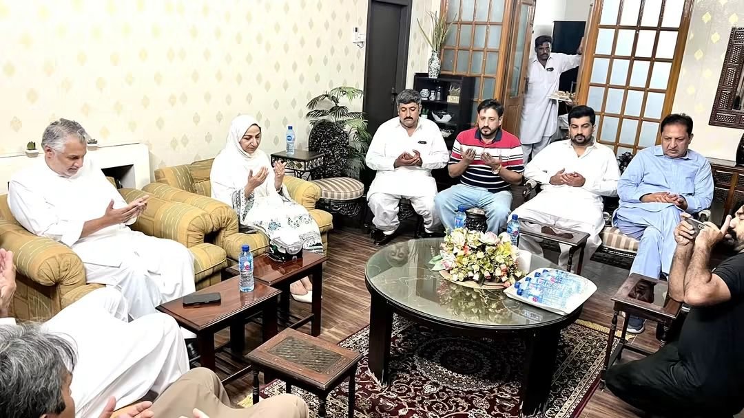Raashidbvirk's tweet photo. کوارڈینیٹر وزیر اعلی پنجاب MNA حافظہ سائرہ افضل تارڑ, میاں مظفر حسین تارڑ اور MNA بلال فاروق تارڑ کی سابق وفاقی و��یر چوہدری محمود بشیر ورک (مرحوم) کی رہاٸشگاہ آمد،

مرحوم محمود بشیر ورک کی وفات پر انکے صاحبزادے امیدوار #NA77 راشد بشیر ورک سے اظہار تعزیت اور فاتحہ خوانی کی۔ https://t.co/sStpJZ8Ppa