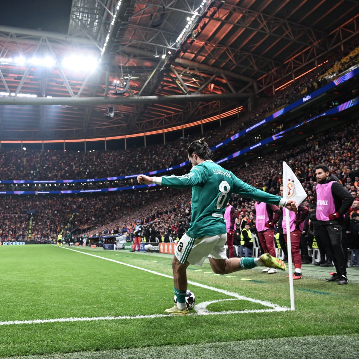 pusholder's tweet photo. Soru: "Oynadığın en iyi atmosfer hangisiydi?"

Dominik Szoboszlai: "Galatasaray.. İnanılmazdı." https://t.co/g5BSZQnqVE